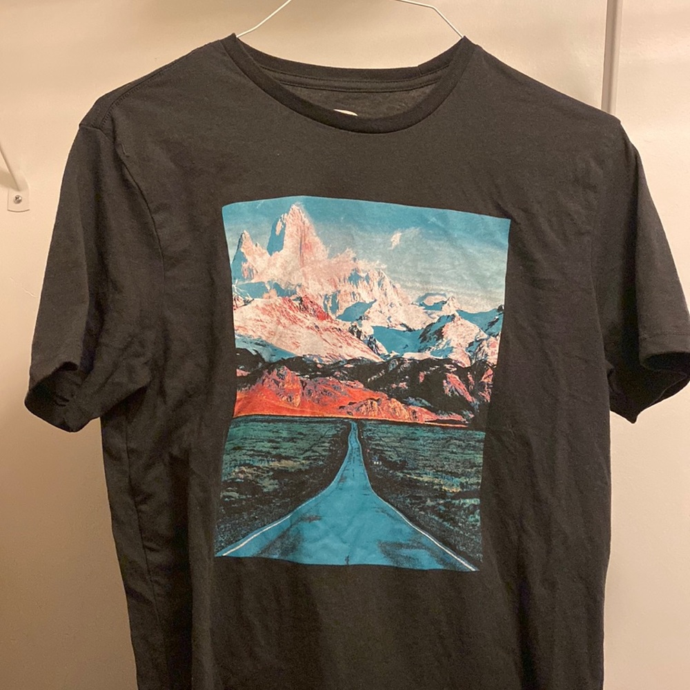 Dark Gray Y2K Old navy mountain T shirt Men’s M